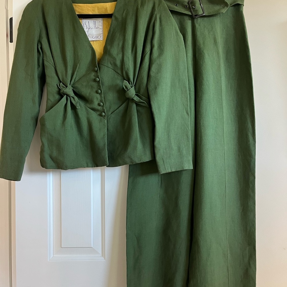 Elegant Green Peplum Blazer with Fitted Silhouette